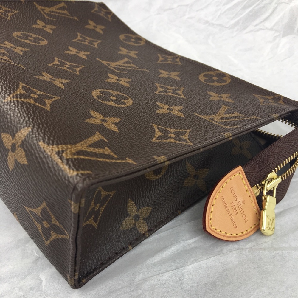 •NEW•Authentic Louis Vuitton Toiletry 19 Monogram